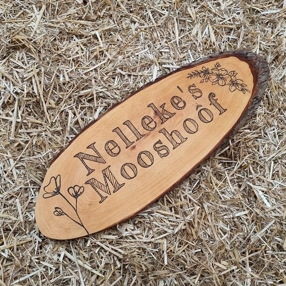 Houten naambord ovaal 55 cm met boomschors