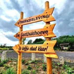 Houten wegwijzer met gebrande tekst