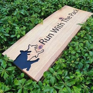 Eiken houten gefreesd naambord zwart ingeschilderd 100cm Run with the Pack