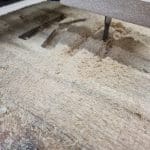 Eiken schaaldeel terwijl het gefreesd wordt onder de CNC freesmachine