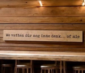 Strak eiken bord gefreesd, ingeschilderd en afgewerkt met blanke lak Strak eiken bord gefreesd, ingeschilderd en afgewerkt met blanke lak