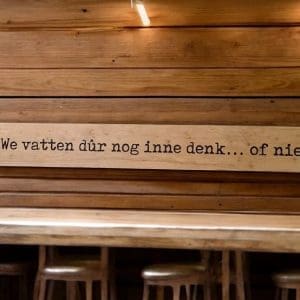 Strak eiken bord gefreesd, ingeschilderd en afgewerkt met blanke lak