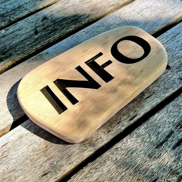 Gefreesd eiken infobord organisch Houten wegwijzer